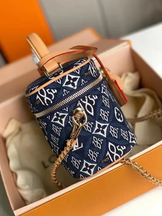 Repladies offers premium fake Louis bags at unbeatable prices. Our products are cheap because we focus on direct sales VANITY PM VUITTON LOUIS 1854 SINCE 0324